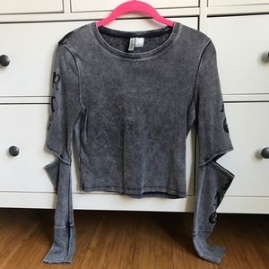 Cropped shirt, cutout for elbows